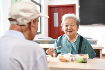 为老人助餐助医让老人省心省力便民生活圈提升幸福度③